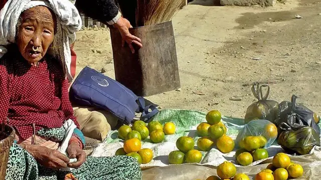 सुन्तला बेच्दै एक महिला