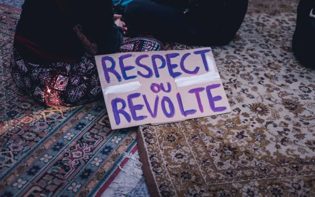 Fransa'daki 8 Mart 2025 yürüyüşünden bir döviz: "Saygı ya da İsyan"