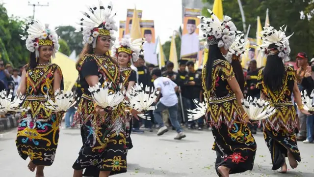 Sejumlah penari membawakan tarian khas Dayak saat mengiringi bakal calon Gubernur Kalimantan Timur Rudy Mas'ud dan bakal calon Wakil Gubernur Seno Aji memakai atribut saat mengikuti pendaftaran di KPU Provinsi Kaltim, di Samarinda, Kamis (29/8/2024). 