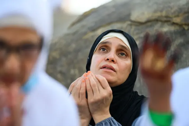 حاجة مسلمة تصلي على جبل عرفات أثناء موسم حج 2024، جنوب شرق مكة، المملكة العربية السعودية، 15 يونيو/حزيران 2024.