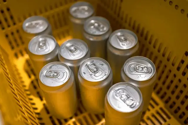 Metal içecek kutuları bir sepet içinde 