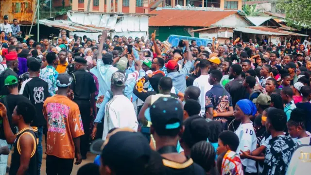 Àwọn akẹ́kọ̀ọ́ tó ń ṣe ìwọ́de yà bo ojú pópó 