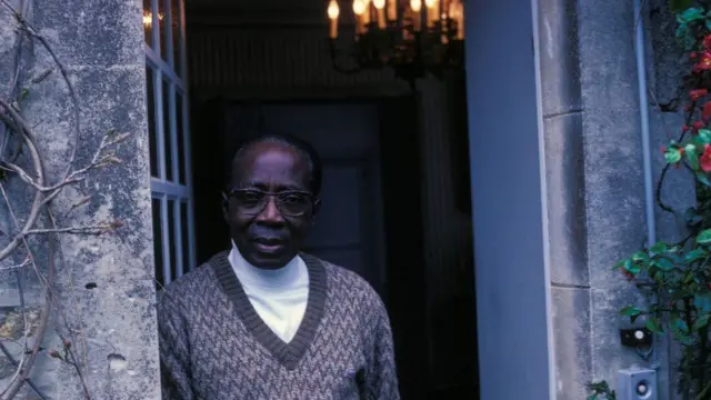 Léopold Sédar Senghor ahagaze mu muryango w'inzu 