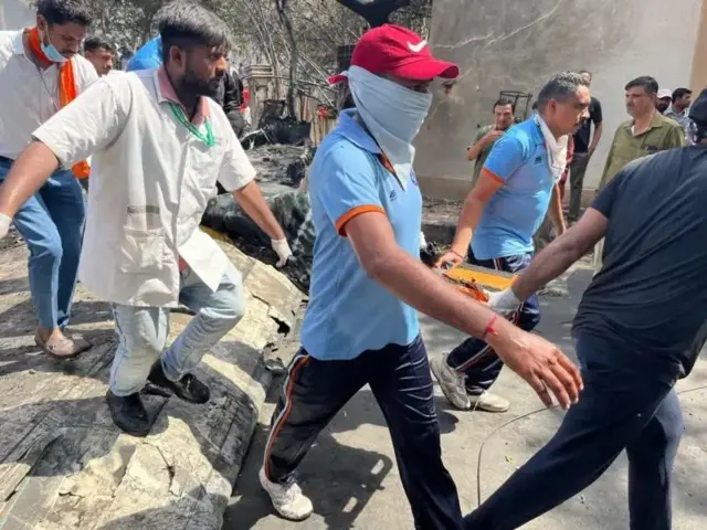 নিহত ও আহতদের নিয়ে যাওয়া হচ্ছে হাসপাতালে