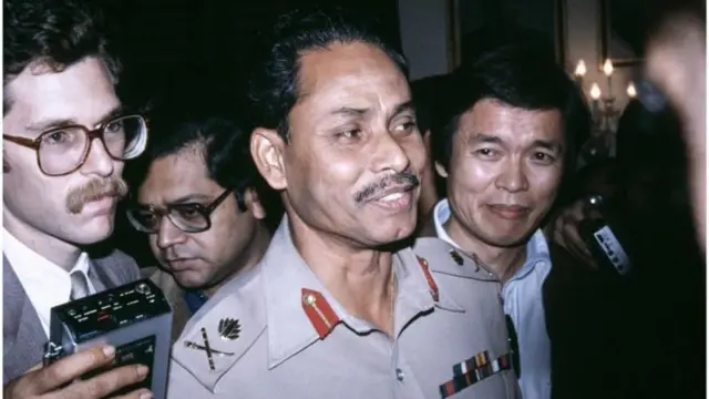 ঢাকায় বিদেশি সাংবাদিক পরিবেষ্টিত জেনারেল এরশাদ।