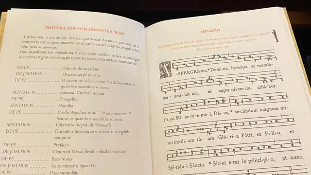 Detalhe de uma página de um livro disponível aos fiéis da Fraternidade Sacerdotal São Pio X com traduções do latim para o português