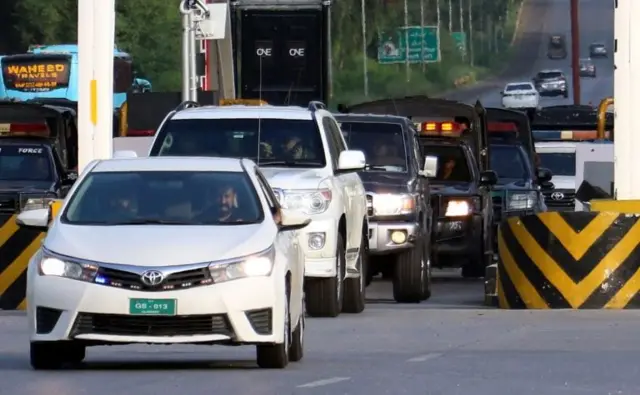 इमरान ख़ान को गिरफ़्तार कर पुलिस उन्हें लाहौल से इस्लामाबाद ले गई.