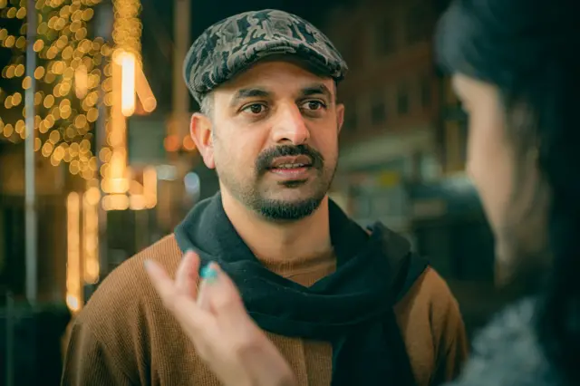 అమ్మాయితో మాట్లాడుతున్న అబ్బాయి