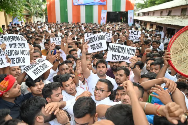 شمال مشرقی ریاست آسام میں کانکریس کے سٹوڈنٹ ونگ این ایس یو آئی نے 'ووٹ چوری' کے خلاف مظاہرہ کیا