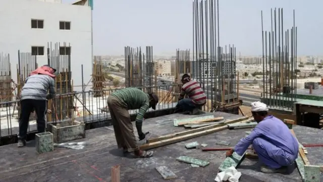 बांधकाम करणारे कामगार