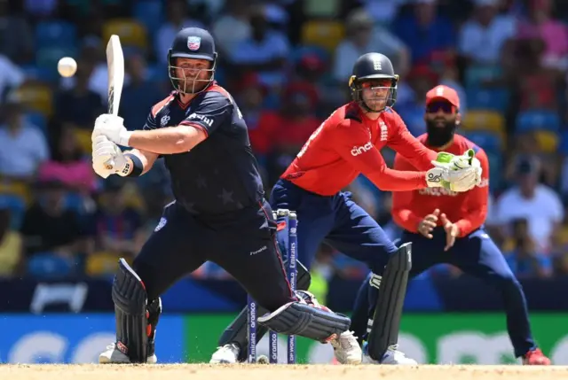 டி20 உலகக்கோப்பை: தடுமாறிய அமெரிக்கா, அரையிறுதிக்குச் சென்ற இங்கிலாந்து