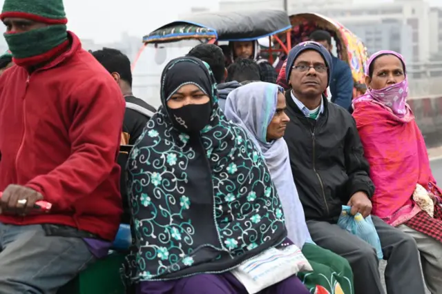 শীতে গরম পোশাকে মানুষ