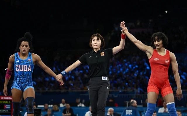 क्यूबा की खिलाड़ी के साथ विनेश फोगाट