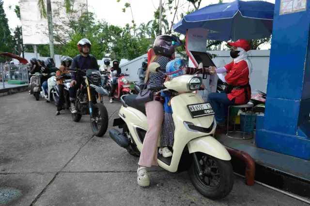 Pengendara motor mengantre untuk mengisi bahan bakar minyak (BBM) jenis pertalite secara mandiri di SPBU Coco di Pontianak, Kalimantan Barat, Rabu (11/3/2026). Pemerintah Kota Pontianak bersama PT Pertamina Patra Niaga Kalimantan Barat memastikan stok bahan bakar minyak (BBM) di Kota Pontianak dalam kondisi aman serta mengimbau masyarakat tidak melakukan pembelian berlebihan, sementara TNI/Polri menegaskan untuk memperketat pengawasan distribusi guna mencegah penimbunan BBM. 