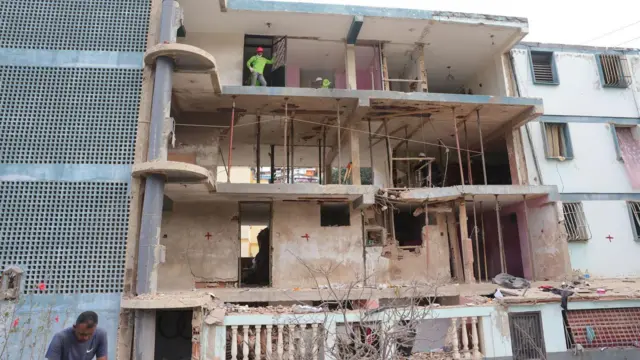 O Bloco 12, um edifício parcialmente destruído por um míssil americano na cidade litorânea de Catia La Mar, no Estado de La Guaira, a cerca de 35 km da capital venezuelana, Caracas