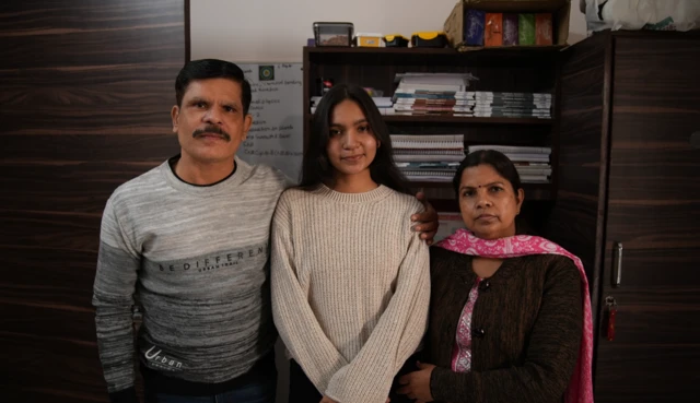 राजस्थान के धौलपुर की रहने वालीं प्रीति हर महीने अपनी बेटी से मिलने कोटा आती हैं. 