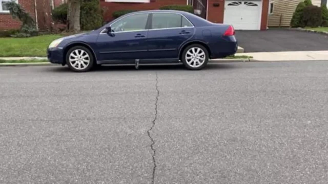 지진으로 인해 금이 간 도로