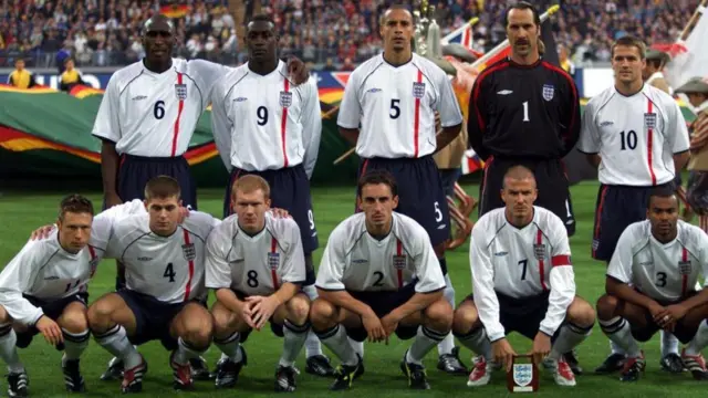 اوون (شماره ۱۰) یک زوج خط حمله بسیار هماهنگ با امیل هسکی (شماره ۹)، همتیمیاش در لیورپول و تیم ملی تشکیل داده بود. هر دوی آنها در پیروزی معروف ۵ -۱ انگلیس مقابل آلمان در سال ۲۰۰۱ گل زدند و اوون در آن مسابقه هتتریک کرد