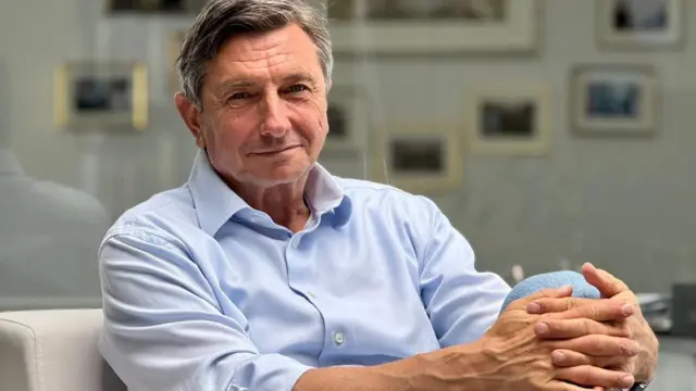 Borut Pahor sedi preokrštenih ruku