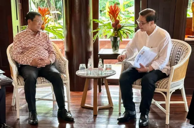 အတိုင်ပင်ခံကောင်စီထဲ ပြန်ပါလာတဲ့ စစ်ကော်မရှင် နိုင်ငံခြားရေး ဝန်ကြီးဟောင်း ဦးသန်းဆွေ (ဝဲ) နဲ့ မြန်မာနဲ့ အာဆီယံကြား ပေါင်းကူးပေးလိုသူ ထိုင်း ဝန်ကြီး