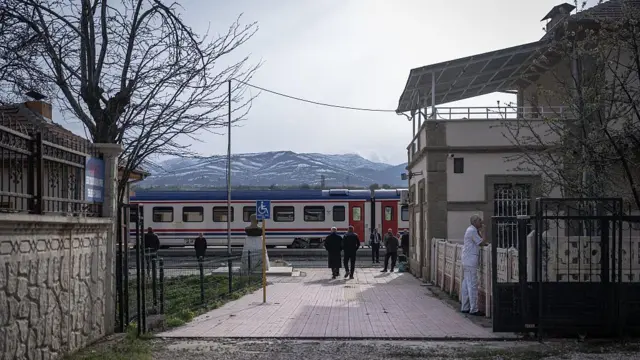 Tren Elazığ durağında durmuş. Arkada dağ var.