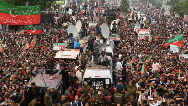 Khan telah memimpin pawai protes – pawai kedua tahun ini - selama tujuh hari terakhir, untuk menuntut pemilu yang dipercepat.
