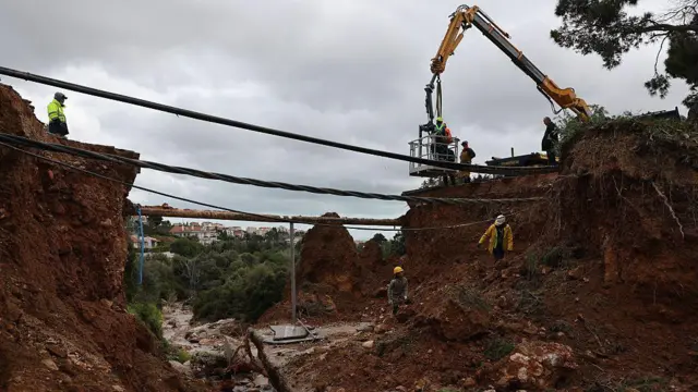Разрушенная дождями дорога в Неа-Макри, недалеко от Афин, Греция, 2 апреля 2026 года.