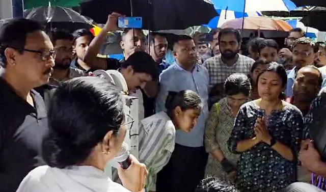 डॉक्टरों के प्रतिनिधिमंडल से संवाद करते हुए ममता बनर्जी