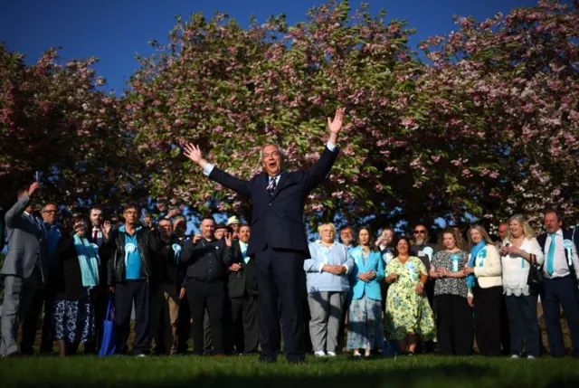 Reform Partisi lideri Nigel Farage partisinin yerel seçim zaferini destekçileriyle birlikte kutluyor 