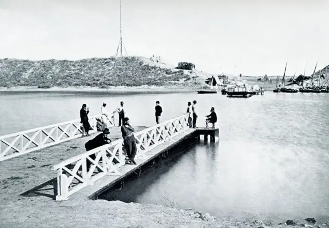 ځینې ​​سرچینې ښیي چې د کانال مفکوره د مصري فرعون سینوسرت درېیم پورې اړه لري.