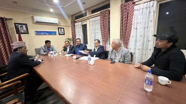 वार्ताका क्रम सरकारी अधिकारी तथा उद्योगीहरू