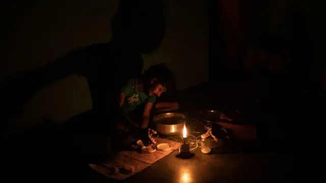 පෙබරවාරි මස 09 වන දා දිවයින පුරා සිදුව විදුලි බිඳ වැටීමට හේතුව ලංකා විදුලි බල මණ්ඩලය කරුණු දක්වා තිබිණි.