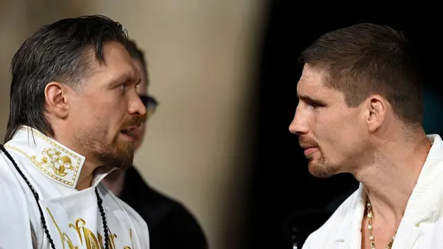 Усик і Верховен в профіль одне до одного