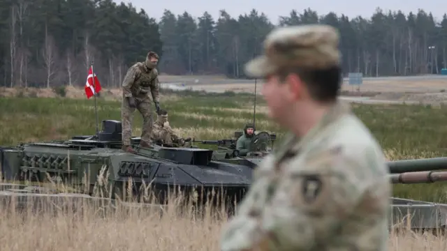 Duński żołnierz wychodzi z czołgu Leopard 2 podczas międzynarodowego konkursu czołgów U.S. Army Europe and Africa