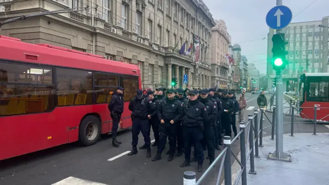 Полиција у колони испред тролејбуса на улици