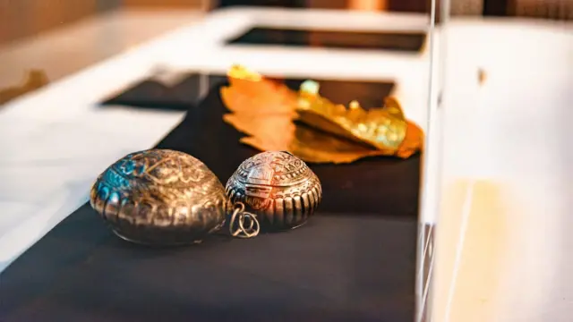 Benda bersejarah di museum.