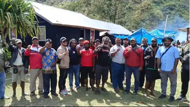 Otis Murib (tengah) dan sekelompok warga dari Distrik Mulia pun menuntut Kodam Cenderawasih untuk bertanggung jawab terkait aksi pembunuhan atas tiga warganya.