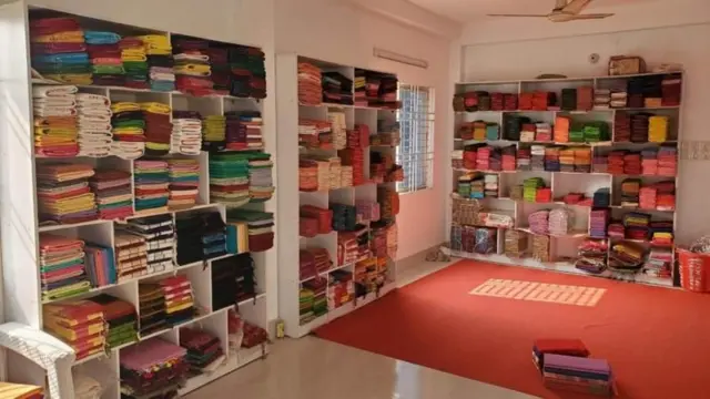 টাঙ্গাইলে একটি শো-রুমের তাকে তাকে সাজানো শাড়ি। 