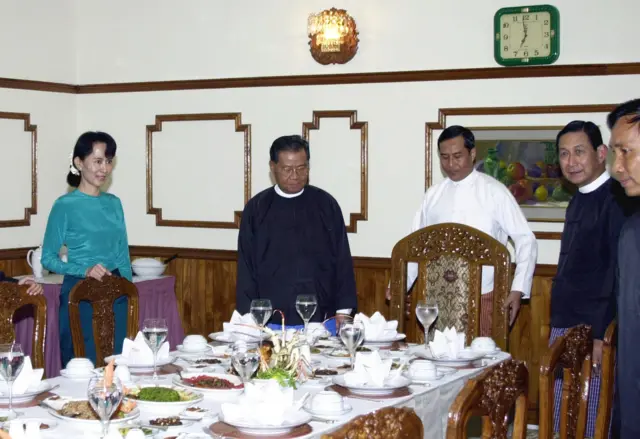 ဒေါ်အောင်ဆန်းစုကြည်နဲ့ တွေ့ဆုံဆွေးနွေးမှုတွေ လုပ်ပြခဲ့ဖူးတဲ့ ဗိုလ်ချုပ်မှူးကြီးသန်းရွှေ(ပုံဟောင်း)