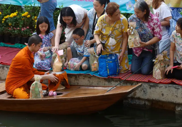 ထိုင်းနိုင်ငံ၊ ဘန်ကောက်မြို့က အုံးအန်တူးမြောင်းထဲ သံဃာကို လှူဖွယ်ဆက်ကပ်ပြီး ဆုန်ခရမ်ပွဲတော်ကို ကြိုဆိုကြသူတွေ
