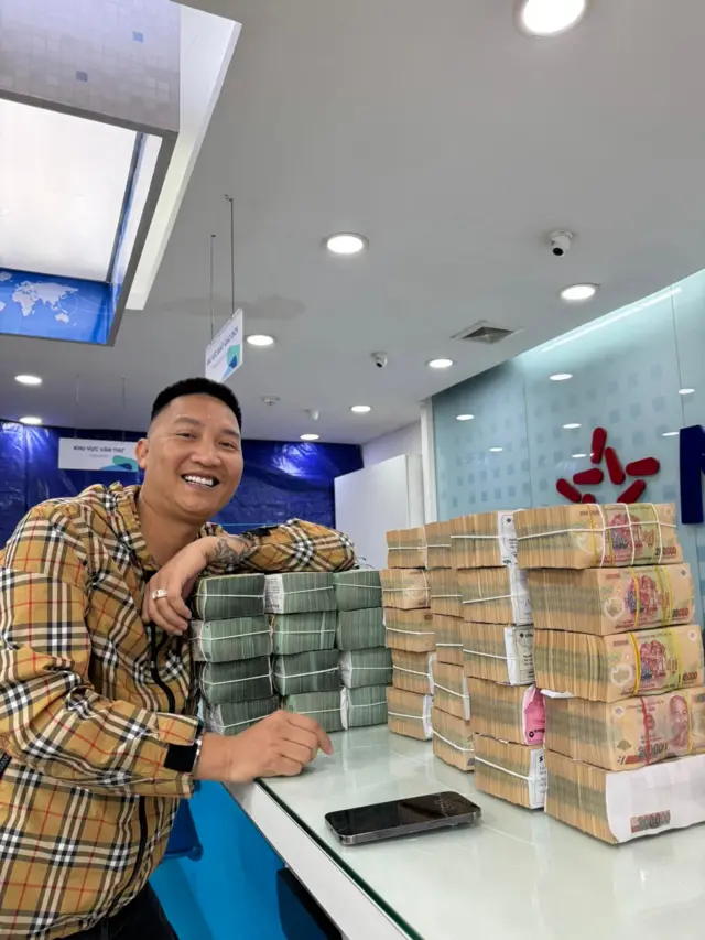 Huấn Hoa Hồng thường xuất hiện với hình ảnh "dân chơi", khoe tiền và tài sản