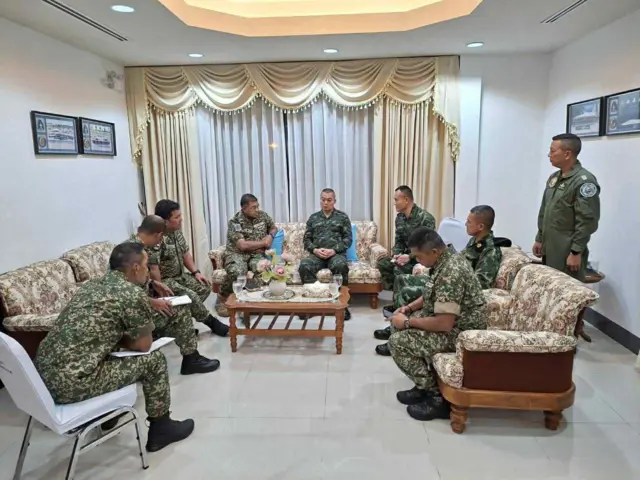 ผู้บัญชาการทหารสูงสุดมาเลเซีย ได้เดินทางมาพบปะหารือกับ พล.ท.บุญสิน พาดกลาง แม่ทัพภาคที่ 2 ณ กองบินที่ 21 ที่ จ.อุบลราชธานี เมื่อวันที่ 29 ก.ค.