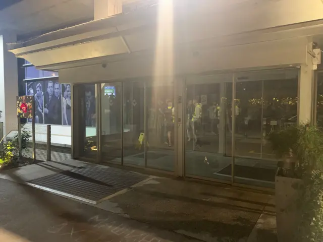 Прилаз вратима зграде јавног сервиса је рашчишћен