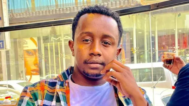 በአርትስ ቲቪ ላይ የሚተላለፈውን 'አበስኩ ገበርኩ' የተሰኘ ዝግጀት አቅራቢ የሆነው እንዳልካቸው ዘነበ