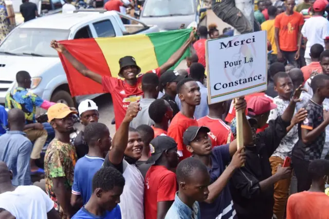 Une foule de gens lors d'une manifestation en Guinée