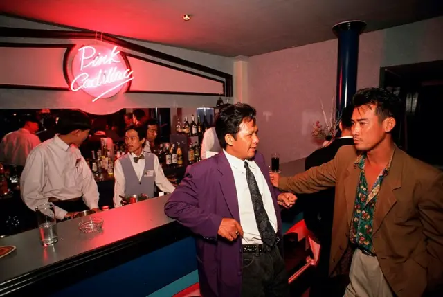 Hai Việt kiều tại một hộp đêm ở Sài Gòn mang tên Pink Cadillac thời điểm 1993