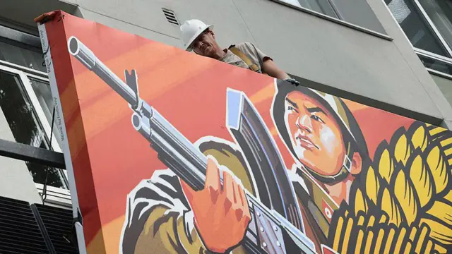 দ্য ইন্টারভিউ সিনেমার বিলবোর্ড সরিয়ে নেওয়া হচ্ছে।