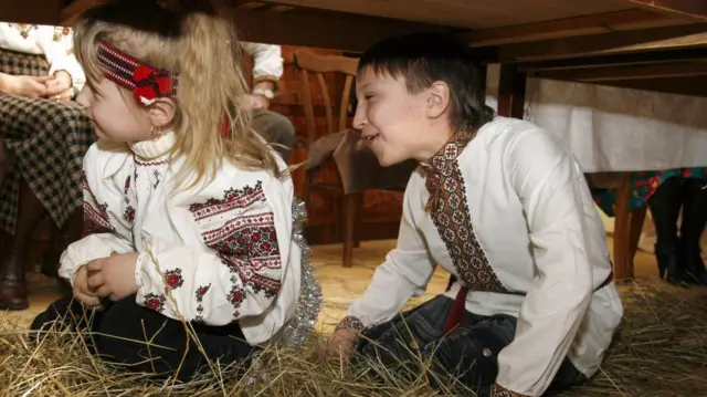 У Святвечір діти у вишиванках сидять під столом, імітують звуки тварин 