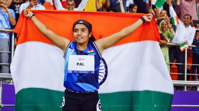 पैरा एथलीट प्रीति पाल जीत के बाद जश्न मनाते हुए