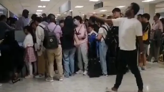 එම පසුබිම මැද, කටුනායක බණ්ඩාරනායක ජාත්‍යන්තර ගුවන් තොටුපොළේදී ( මැයි මස 01 වැනිදා) උණුසුම් තත්ත්වයක් ඇති විය.